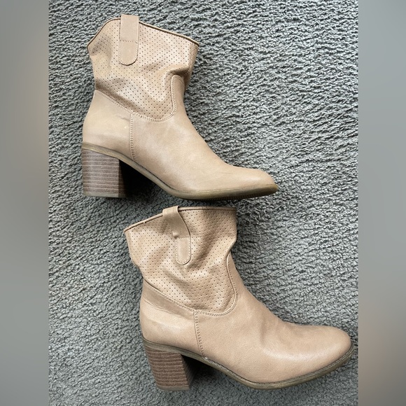 GUC UNISA ANKLE BOOTS, TAN SIZE 7. Western Style, stacked heels! - Picture 4 of 4